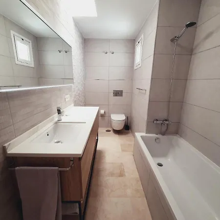 Appartement Modern Family Above Swimming Pool Porto Rico