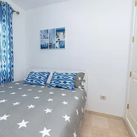 Modern Family Above Swimming Pool Appartement